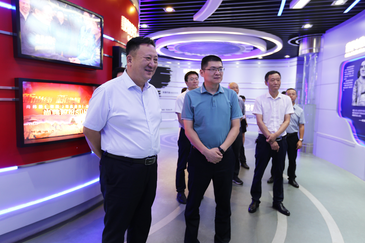 参观展厅.png